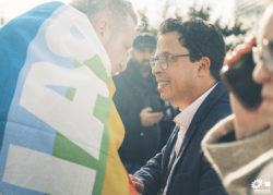 Mounir Satouri en manifestation devant le Parlement européen